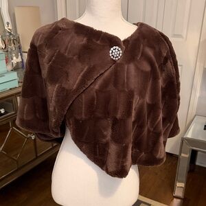 Fab Brown Faux Fur Stole Hooks w/ Gorgous Brooch & Snaps Inside Medium  NWT